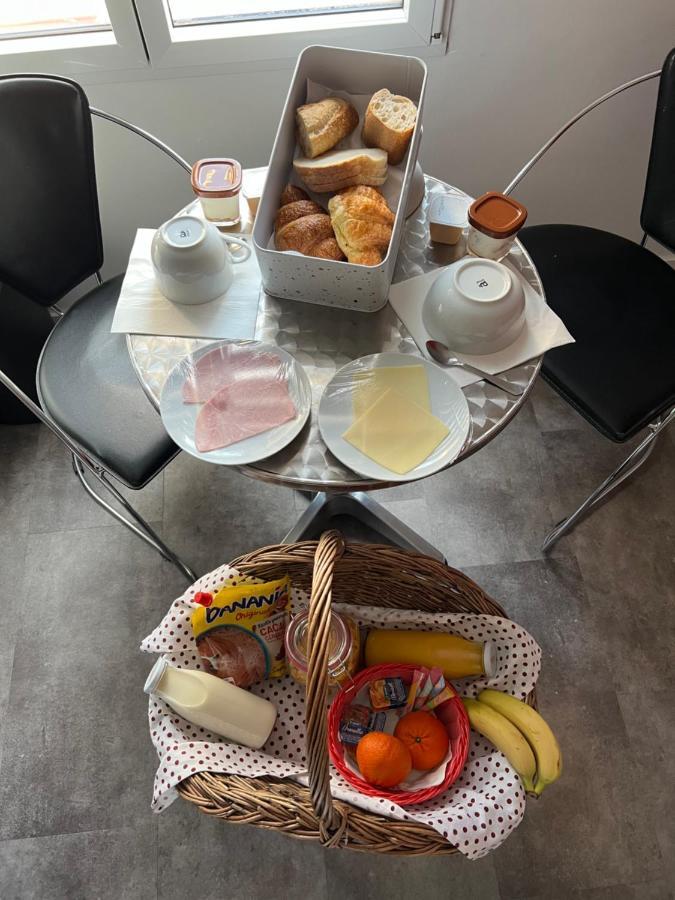 Aux Charmes 2 Bed and Breakfast Isques Exteriör bild